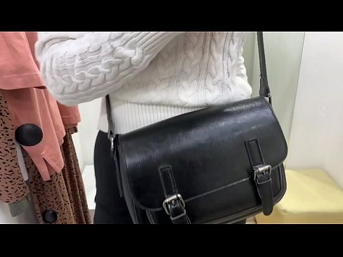 ❤️ Verejná masturbácia mladej sučky FeralBerry s robertkom v skúšobnej miestnosti ️ Šukanie video na sk.tvmarket.top ﹏
